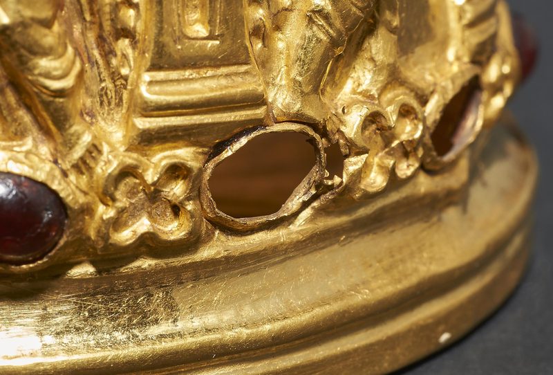 Detail view of the container's lid with the inscriptions.