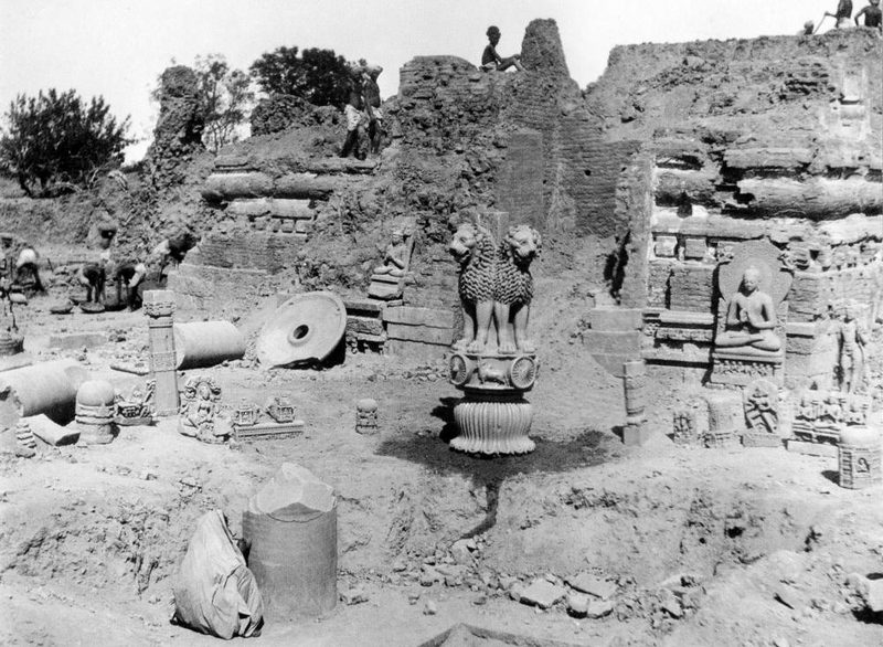 The Lion Capital of Ashoka, the Buddha Preaching his First Sermon sculpture, and the Ashokan pillar, along with other antiquities as they appeared upon their exhumation at Sarnath on 15 March 1905 (photograph by F. O. Oertel).
