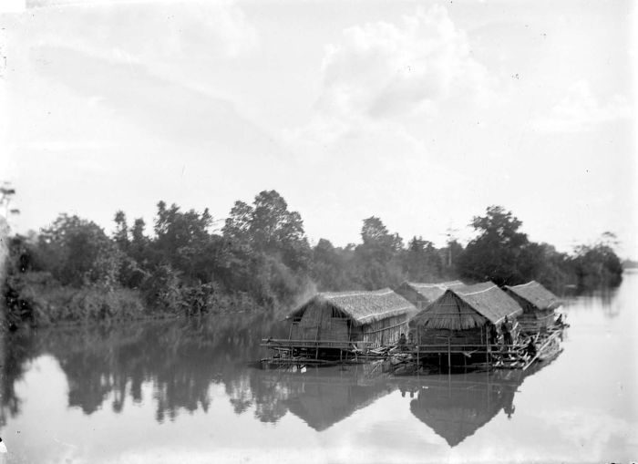 Floating houses in Musi River bank near Palembang in 1917. The Srivijayan capital was probably formed from a collection of floating houses like this.