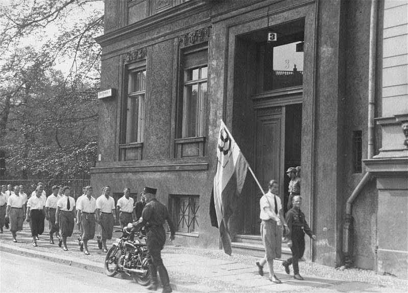 Students of the German University of Physical Education in front of the institute before the looting on May 6, 1933.