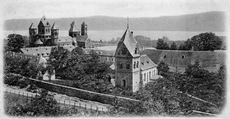 Maria Laach around 1900, the octagonal crossing tower still features the pointed spire from 1355, with St. Nicholas Chapel in the foreground.
