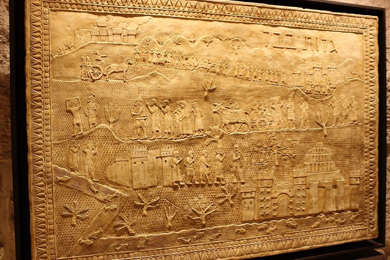 Depiction of the Babylonian exile, with the Ishtar Gate (one of the city gates of Babylon) and Jerusalem in flames.