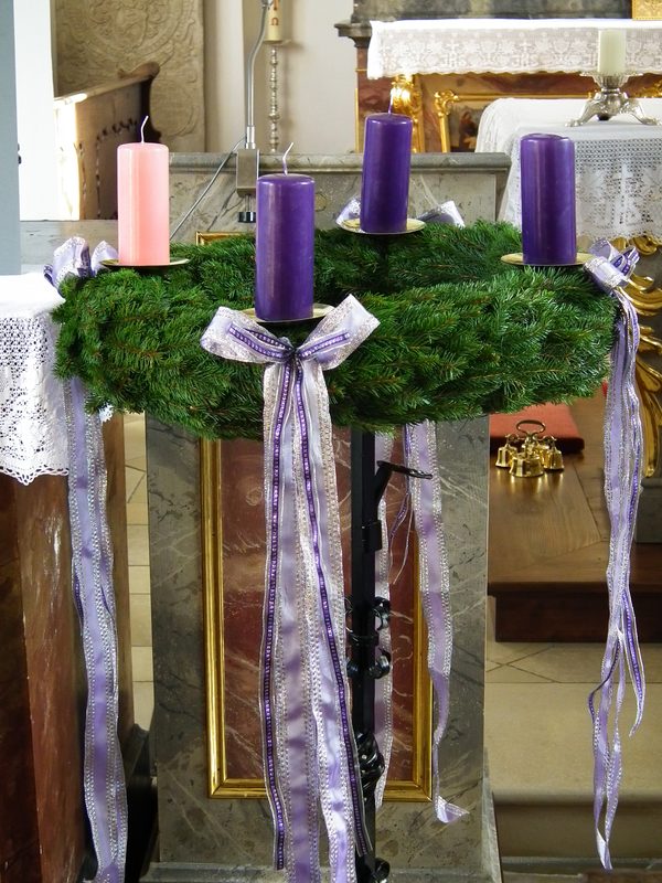 Advent wreath with a pink candle for Gaudete Sunday.