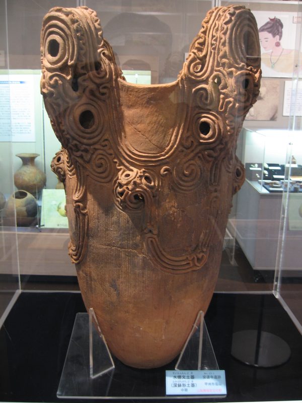 Spray style Jōmon pottery.