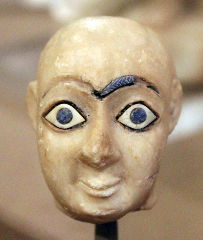 Sumerian bald clean-shaven male worshipper head, 2600–2500 BCE, gypsum, shell, lapis lazuli and bitumen, from Nippur (Iraq).
