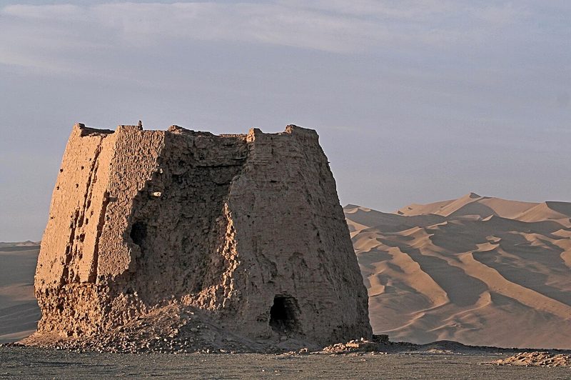 The ruins of a Han dynasty (206 BCE – 220 CE) Chinese watchtower made of rammed earth at Dunhuang, Gansu province, China.