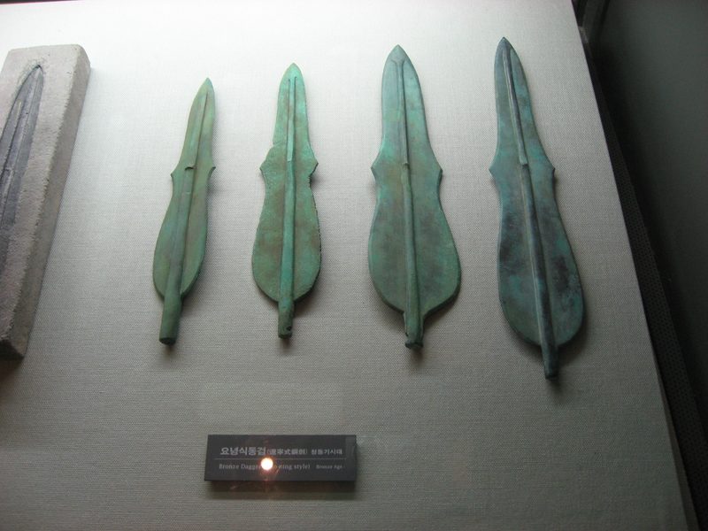 Liaoning-style violin-shaped bronze knives.