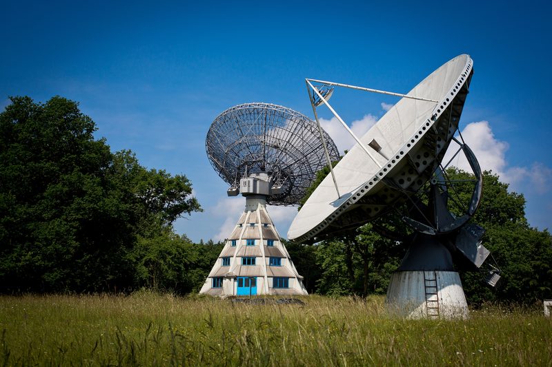 Apart from the 25 m dish, the Astropeiler Stockert also includes a smaller telescopes such as the 10 m radio telescope in the foreground of this image. Taken in 2013.