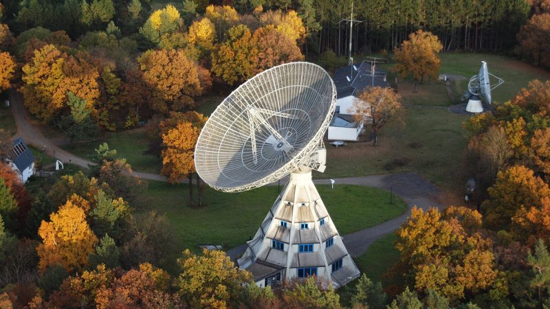 Areal view of the Astropeiler Stockert, showing the 25 m dish and the surrounding buildings. Taken in 2015.